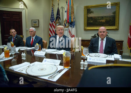 Washington DC, USA. 18. Juli 2017. Präsident Donald J Trump hat Mittagessen mit Service-Mitglieder im Weißen Haus. Er gesellt sich Vizepräsident Mike Pense und nationaler Sicherheitsberater, H.R. McMaster. Trump verlangte, dass der Senat die bezahlbare Pflege Act (ACT), auch bekannt als "Obamacare" Patsy Lynch/Alamy Credit aufzuheben: Patsy Lynch/Alamy Live News Stockfoto