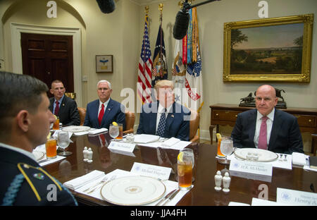 Washington DC, USA. 18. Juli 2017. Präsident Donald J Trump hat Mittagessen mit Service-Mitglieder im Weißen Haus. Er gesellt sich Vizepräsident Mike Pense und nationaler Sicherheitsberater, H.R. McMaster. Trump verlangte, dass der Senat die bezahlbare Pflege Act (ACT), auch bekannt als "Obamacare" Patsy Lynch/Alamy Credit aufzuheben: Patsy Lynch/Alamy Live News Stockfoto