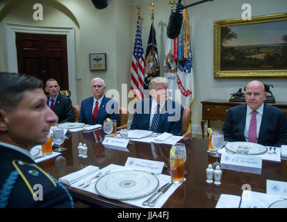 Washington DC, USA. 18. Juli 2017. Präsident Donald J Trump hat Mittagessen mit Service-Mitglieder im Weißen Haus. Er gesellt sich Vizepräsident Mike Pense und nationaler Sicherheitsberater, H.R. McMaster. Trump verlangte, dass der Senat die bezahlbare Pflege Act (ACT), auch bekannt als "Obamacare" Patsy Lynch/Alamy Credit aufzuheben: Patsy Lynch/Alamy Live News Stockfoto