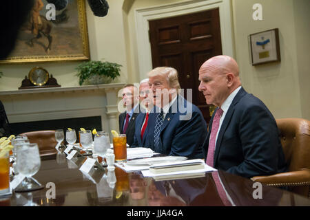 Washington DC, USA. 18. Juli 2017. Präsident Donald J Trump hat Mittagessen mit Service-Mitglieder im Weißen Haus. Er gesellt sich Vizepräsident Mike Pense und nationaler Sicherheitsberater, H.R. McMaster. Trump verlangte, dass der Senat die bezahlbare Pflege Act (ACT), auch bekannt als "Obamacare" Patsy Lynch/Alamy Credit aufzuheben: Patsy Lynch/Alamy Live News Stockfoto