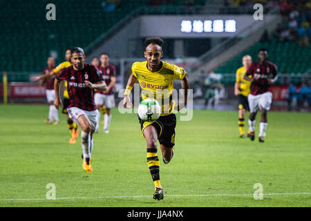 Borussia Dortmund nach vorn Pierre-Emerick Aubameyang in Aktion während der internationalen Champions Cup 2017 match zwischen AC Milan Vs Borussia Dortmund am Universitätsstadion Guangzhou on18th Juli 2017 in Guangzhou, China. Foto: Marcio Rodrigo Machado/Power Sport Bilder/dpa Stockfoto