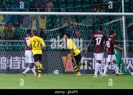 Borussia Dortmund Forward Pierre-Emerick Aubameyang (C) feiert seinen zweiten Score während der internationalen Champions Cup 2017 match zwischen AC Milan Vs Borussia Dortmund am Universitätsstadion Guangzhou on18th Juli 2017 in Guangzhou, China. Foto: Marcio Rodrigo Machado/Power Sport Bilder/dpa Stockfoto