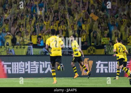 Borussia Dortmund Forward Pierre-Emerick Aubameyang (C) feiert seinen zweiten Score während der internationalen Champions Cup 2017 match zwischen AC Milan Vs Borussia Dortmund am Universitätsstadion Guangzhou on18th Juli 2017 in Guangzhou, China. Foto: Marcio Rodrigo Machado/Power Sport Bilder/dpa Stockfoto