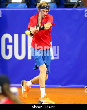 Umag, Kroatien. 18. Juli 2017. Andrey Rublev Russlands den Ball kehrt Carlos Berlocq von Argentinien während der Einzel-Match Berlocq V Rubljow in der ATP 28. Plava Laguna Croatia Open Umag Turnier bei der Goran Ivanisevic ATP Stadion, am 18. Juli 2017 in Umag. Bildnachweis: Andrea Spinelli/Alamy Live-Nachrichten Stockfoto