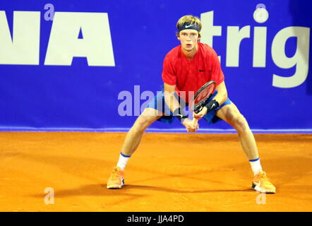 Umag, Kroatien. 18. Juli 2017. Andrey Rublev Russland bereitet, gegen Carlos Berlocq von Argentinien zu empfangen, während die Einzel-Match Berlocq V Rubljow in der ATP 28. Plava Laguna Croatia Open Umag Turnier bei der Goran Ivanisevic ATP Stadion, am 18. Juli 2017 in Umag. Bildnachweis: Andrea Spinelli/Alamy Live-Nachrichten Stockfoto