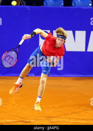 Umag, Kroatien. 18. Juli 2017. Andrey Rublev Russlands dient dazu, Carlos Berlocq von Argentinien während der Einzel-Match Berlocq V Rubljow in der ATP 28. Plava Laguna Croatia Open Umag Turnier bei der Goran Ivanisevic ATP Stadion, am 18. Juli 2017 in Umag. Bildnachweis: Andrea Spinelli/Alamy Live-Nachrichten Stockfoto