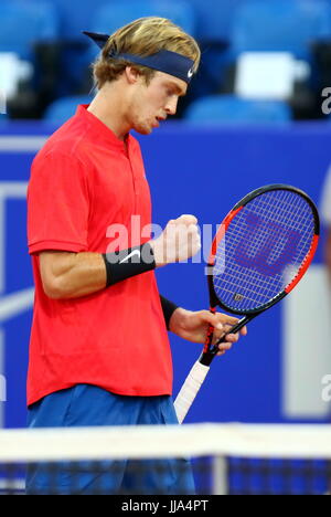 Umag, Kroatien. 18. Juli 2017. Andrey Rublev Russland feiert einen Punkt gegen Carlos Berlocq von Argentinien während der Einzel-Match Berlocq V Rubljow in der ATP 28. Plava Laguna Croatia Open Umag Turnier bei der Goran Ivanisevic ATP Stadion, am 18. Juli 2017 in Umag. Bildnachweis: Andrea Spinelli/Alamy Live-Nachrichten Stockfoto