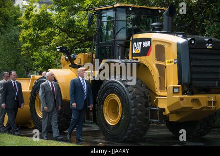 Washington, Vereinigte Staaten von Amerika. 17. Juli 2017. US-Präsident Donald Trump und Vizepräsident Mike Pence Nachschlagen an einem großen Radlader Caterpillar Bau Frontlader während Made in Amerika Product Showcase auf dem South Lawn des weißen Hauses 17. Juli 2017 in Washington, DC. Bildnachweis: Planetpix/Alamy Live-Nachrichten Stockfoto