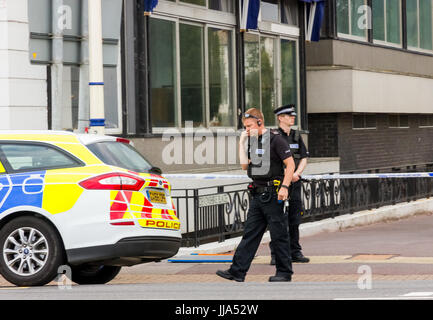 Devonshire Platz, Eastbourne, East Sussex, Vereinigtes Königreich. 18. Juli 2017. Polizei und Krankenwagen besuchen einen Vorfall an der Kreuzung von Devonshire Stelle und Grand Parade Eastbourne Credit: Alan Fraser/Alamy Live News Stockfoto