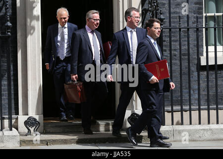 Downing Street. London, UK. 18. Juli 2017. James Brokenshire - Staatssekretär für Nordirland, Jeremy Wright QC - Attorney General Michael Gove - Staatssekretär für Umwelt, Ernährung und ländliche Angelegenheiten und David Lidington CBE - Lordkanzler; und Staatssekretär für Justiz (l, R) verlässt die letzte wöchentliche britische Kabinettssitzung an Nummer 10 Downing Street vor der Sommerpause. Bildnachweis: Dinendra Haria/Alamy Live-Nachrichten Stockfoto