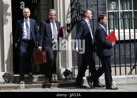 Downing Street. London, UK. 18. Juli 2017. James Brokenshire - Staatssekretär für Nordirland, Jeremy Wright QC - Attorney General Michael Gove - Staatssekretär für Umwelt, Ernährung und ländliche Angelegenheiten und David Lidington CBE - Lordkanzler; und Staatssekretär für Justiz (l, R) verlässt die letzte wöchentliche britische Kabinettssitzung an Nummer 10 Downing Street vor der Sommerpause. Bildnachweis: Dinendra Haria/Alamy Live-Nachrichten Stockfoto