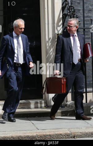 Downing Street. London, UK. 18. Juli 2017. David Lidington CBE - Lordkanzler; und Staatssekretär für Justiz und Michael Gove - Secretary Of State for Environment, Food and Rural Affairs verlässt die letzte wöchentliche britische Kabinettssitzung an Nummer 10 Downing Street vor der Sommerpause. Bildnachweis: Dinendra Haria/Alamy Live-Nachrichten Stockfoto