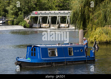 Bray, UK. 18. Juli 2017. Ein Schiff verlässt Bray Lock Überschrift in Richtung von Windsor. Bildnachweis: Mark Kerrison/Alamy Live-Nachrichten Stockfoto