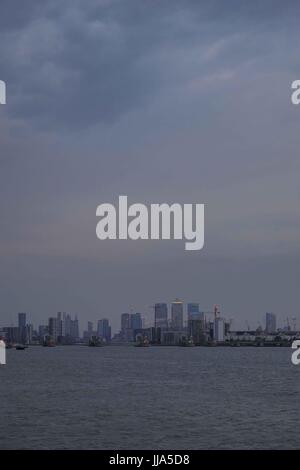 London, UK. 18. Juli 2017. Gewitterwolken über Canary Wharf. : Credit Claire Doherty Alamy/Live News. Stockfoto