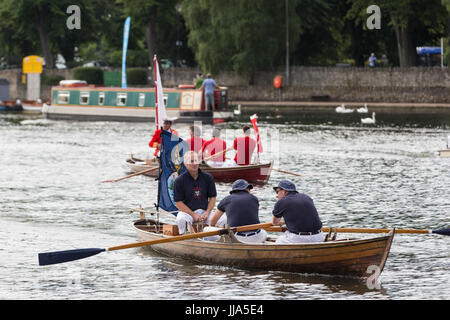 Eton, Großbritannien. 18th. Juli 2017. Swan-Ups verlassen die Eton Bridge zu Beginn des zweiten Tages der Swan-Upping-Volkszählung. Swan Upping ist eine jährliche, fünftägige zeremonielle Schwanenzählung, die das Sammeln, Markieren und Freigeben aller Cygnets oder stummen Schwäne auf der Themse erfordert. Sie geht auf mehr als 800 Jahre zurück, als die Krone den Besitz aller stummen Schwäne beanspruchte. Der zweite Tag der Volkszählung findet zwischen Windsor Bridge und Marlow Lock statt. Kredit: Mark Kerrison/Alamy Live Nachrichten Stockfoto