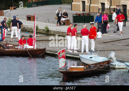 Eton, Großbritannien. 18th. Juli 2017. Swan-Uppers bereiten sich darauf vor, die Windsor Bridge für den zweiten Tag der Swan-Upping-Volkszählung zu verlassen. Swan Upping ist eine jährliche, fünftägige zeremonielle Schwanenzählung, die das Sammeln, Markieren und Freigeben aller Cygnets oder stummen Schwäne auf der Themse erfordert. Sie geht auf mehr als 800 Jahre zurück, als die Krone den Besitz aller stummen Schwäne beanspruchte. Der zweite Tag der Volkszählung findet zwischen Windsor Bridge und Marlow Lock statt. Kredit: Mark Kerrison/Alamy Live Nachrichten Stockfoto