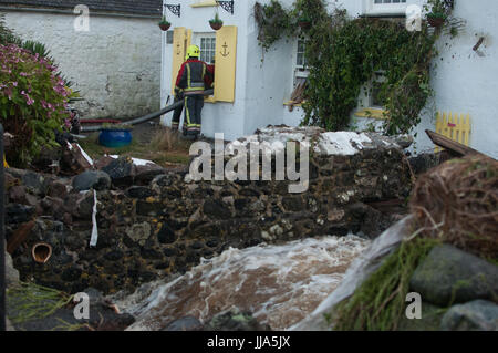 Coverack, Cornwall. 18. Juli 2017.  Fluss neben lokalen Haus tobt nach Sturzflut im küstennahen Dorf von Coverack, Cornwall nach starkem Regen gepumpt wird. Bildnachweis: Kara Bell/Alamy Live-Nachrichten Stockfoto