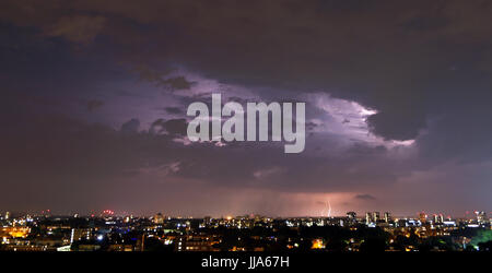 London, UK. 18. Juli 2017. UK-Wetter. Gewitter und Blitze über Nord-London. Bildnachweis: Simon Balson/Alamy Live-Nachrichten Stockfoto