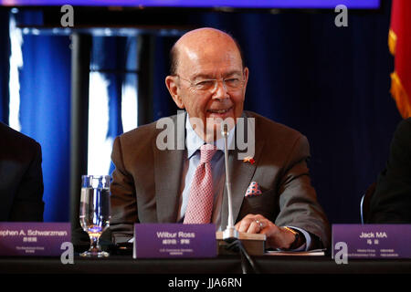 Washington, DC, USA. 18. Juli 2017. US-Handelsminister Wilbur Ross besucht 2017 China und den USA Business Leaders Summit in Washington, DC 18. Juli 2017. Jack Ma hier am Dienstag gesagt, dass Chinesen und USA Wirtschaftsführer beitreten sollte Truppe einstellen für eine breitere Zusammenarbeit zwischen der Welt zwei größten Volkswirtschaften in Zukunft anstatt auf "die Probleme der Vergangenheit." Bildnachweis: Ting Shen/Xinhua/Alamy Live-Nachrichten Stockfoto