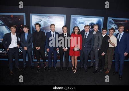 New York, NY, USA. 18. Juli 2017. Cillian Murphy, Barry Keoghan, Harry Styles, Kenneth Branagh, Fionn Whitehead, Emma Thomas, Christpher Nolan, Jack Lowden, Aneurin Barnard, Mark Rylance, James D'Arcy im Ankunftsbereich für Dünkirchen Premiere, AMC Loews Lincoln Square 13, New York, NY 18. Juli 2017. Bildnachweis: Derek Sturm/Everett Collection/Alamy Live-Nachrichten Stockfoto