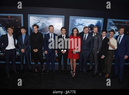 New York, NY, USA. 18. Juli 2017. Cillian Murphy, Barry Keoghan, Harry Styles, Kenneth Branagh, Fionn Whitehead, Emma Thomas, Christpher Nolan, Jack Lowden, Aneurin Barnard, Mark Rylance, James D'Arcy im Ankunftsbereich für Dünkirchen Premiere, AMC Loews Lincoln Square 13, New York, NY 18. Juli 2017. Bildnachweis: Derek Sturm/Everett Collection/Alamy Live-Nachrichten Stockfoto