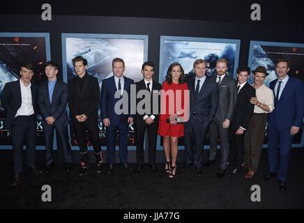 New York, NY, USA. 18. Juli 2017. Cillian Murphy, Barry Keoghan, Harry Styles, Kenneth Branagh, Fionn Whitehead, Emma Thomas, Christpher Nolan, Jack Lowden, Aneurin Barnard, Mark Rylance, James D'Arcy im Ankunftsbereich für Dünkirchen Premiere, AMC Loews Lincoln Square 13, New York, NY 18. Juli 2017. Bildnachweis: Derek Sturm/Everett Collection/Alamy Live-Nachrichten Stockfoto