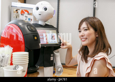 Tokio, Japan. 19. Juli 2017. Sydney, Australien. Ein Mitglied des Personals bestellt einen Kaffee von humanoiden Roboter Pfeffer im SoftBank Store in Ginza am 19. Juli 2017, Tokio, Japan. Der humanoide Roboter Pfeffer ist so programmiert, mit Menschen interagieren, Nescafe Kaffee für eine Sonderaktion vom 19. Juli bis 2. August 2017 dient. Bildnachweis: Rodrigo Reyes Marin/AFLO/Alamy Live-Nachrichten Stockfoto
