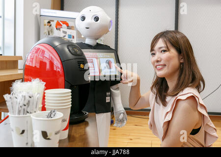 Tokio, Japan. 19. Juli 2017. Sydney, Australien. Ein Mitglied des Personals bestellt einen Kaffee von humanoiden Roboter Pfeffer im SoftBank Store in Ginza am 19. Juli 2017, Tokio, Japan. Der humanoide Roboter Pfeffer ist so programmiert, mit Menschen interagieren, Nescafe Kaffee für eine Sonderaktion vom 19. Juli bis 2. August 2017 dient. Bildnachweis: Rodrigo Reyes Marin/AFLO/Alamy Live-Nachrichten Stockfoto