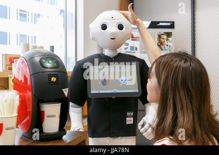 Tokio, Japan. 19. Juli 2017. Sydney, Australien. Ein Mitglied des Personals bestellt einen Kaffee von humanoiden Roboter Pfeffer im SoftBank Store in Ginza am 19. Juli 2017, Tokio, Japan. Der humanoide Roboter Pfeffer ist so programmiert, mit Menschen interagieren, Nescafe Kaffee für eine Sonderaktion vom 19. Juli bis 2. August 2017 dient. Bildnachweis: Rodrigo Reyes Marin/AFLO/Alamy Live-Nachrichten Stockfoto