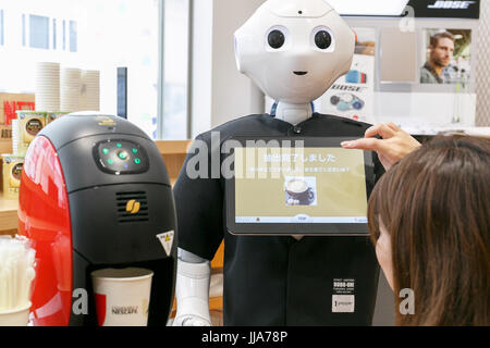 Tokio, Japan. 19. Juli 2017. Sydney, Australien. Ein Mitglied des Personals bestellt einen Kaffee von humanoiden Roboter Pfeffer im SoftBank Store in Ginza am 19. Juli 2017, Tokio, Japan. Der humanoide Roboter Pfeffer ist so programmiert, mit Menschen interagieren, Nescafe Kaffee für eine Sonderaktion vom 19. Juli bis 2. August 2017 dient. Bildnachweis: Rodrigo Reyes Marin/AFLO/Alamy Live-Nachrichten Stockfoto