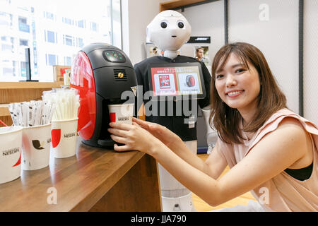 Tokio, Japan. 19. Juli 2017. Sydney, Australien. Ein Mitglied des Personals bestellt einen Kaffee von humanoiden Roboter Pfeffer im SoftBank Store in Ginza am 19. Juli 2017, Tokio, Japan. Der humanoide Roboter Pfeffer ist so programmiert, mit Menschen interagieren, Nescafe Kaffee für eine Sonderaktion vom 19. Juli bis 2. August 2017 dient. Bildnachweis: Rodrigo Reyes Marin/AFLO/Alamy Live-Nachrichten Stockfoto