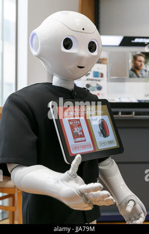Tokio, Japan. 19. Juli 2017. Sydney, Australien. Der humanoide Roboter Pfeffer debütierte als neues Mitglied des Personal servieren Kaffee bei SoftBank Store in Ginza am 19. Juli 2017, Tokio, Japan. Der humanoide Roboter Pfeffer ist so programmiert, mit Menschen interagieren, Nescafe Kaffee für eine Sonderaktion vom 19. Juli bis 2. August 2017 dient. Bildnachweis: Rodrigo Reyes Marin/AFLO/Alamy Live-Nachrichten Stockfoto