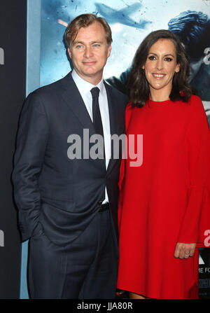 New York, New York, USA. 18. Juli 2017. Regisseur CHRISTOPHER NOLAN und EMMA THOMAS Produzent besuchen die New Yorker Premiere von "Dünkirchen" an die AMC Lincoln Square Theater statt. Bildnachweis: Nancy Kaszerman/ZUMA Draht/Alamy Live-Nachrichten Stockfoto