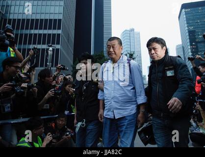 Hong Kong, China. 11. Dezember 2014. Gründer der Anti-Beijing Hong Kong Zeitung APPLE DAILY, Jimmy Lai (Mitte) ist bei OCCUPY CENTRAL-Regenschirm-REVOLUTION von der Polizei inhaftiert. Hong Kong Medien hat riesige nächste DIGITAL LIMITED, gesteuert von Medienmogul JIMMY LAI, einige der Zeitschrift Unternehmen in Hong Kong und Taiwan im Rahmen eines Angebots zur Digital-News Geschäftsausweitung für HK$ 500 Millionen Verkaufsangebot akzeptiert. (Foto) 19 Juli, 2017.Hong Kong.ZUMA/Liau Chung Ren Credit: Liau Chung Ren/ZUMA Draht/Alamy Live-Nachrichten Stockfoto