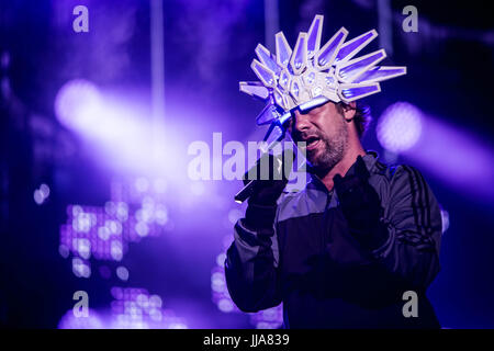 Locarno, Schweiz. 18. Juli 2017. Jamiroquai live Höchstleistungen Moon & Stars Festival 2017 © Roberto Finizio / Alamy Live News Stockfoto