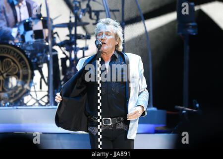 New York, USA. 18. Juli 2017. Rod Stewart führt im Konzert am Northwell Gesundheit am Jones Beach Theater auf 18. Juli 2017 in Wantagh, New York. Bildnachweis: AKPhoto/Alamy Live-Nachrichten Stockfoto