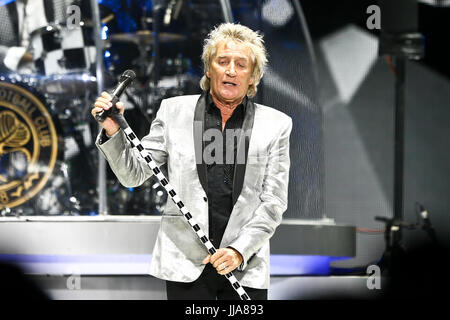New York, USA. 18. Juli 2017. Rod Stewart führt im Konzert am Northwell Gesundheit am Jones Beach Theater auf 18. Juli 2017 in Wantagh, New York. Bildnachweis: AKPhoto/Alamy Live-Nachrichten Stockfoto