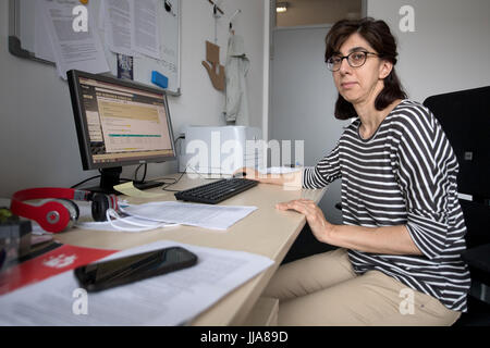 Göttingen, Deutschland. 10. Juli 2017. Hatice Pinar Senoguz, Mitarbeiterin der dritten Partei-finanziertes Projekt am Institut für Kulturanthropologie und Europäische Ethnologie an der Georg-August-Universität sitzt an ihrem Schreibtisch in Göttingen, 10. Juli 2017. Foto: Swen Pförtner/Dpa/Alamy Live News Stockfoto