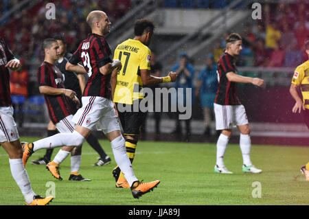 Guangzhou, Guangzhou, China. 18. Juli 2017. Guangzhou, CHINA-Juli 18 2017: (nur zur redaktionellen Verwendung. CHINA aus) Borussia Dortmund besiegt AC Mailand 3: 1 beim internationalen Champions Cup in Guangzhou, Guangdong Provinz Süd-China, 18. Juli 2017. Bildnachweis: SIPA Asien/ZUMA Draht/Alamy Live-Nachrichten Stockfoto