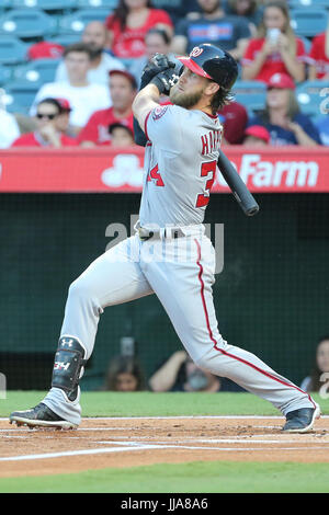 Anaheim, Kalifornien, USA. 18. Juli 2017: Washington Nationals Recht Fielder Bryce Harper (34) Uhren sein Solo Homer zentrieren im ersten Inning im Spiel zwischen den Washington Nationals und Los Angeles Angels of Anaheim, Angel Stadium in Anaheim, CA, Fotograf: Peter Joneleit Credit: Cal Sport Media/Alamy Live News Stockfoto