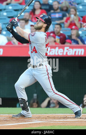 Anaheim, Kalifornien, USA. 18. Juli 2017: Washington Nationals Recht Fielder Bryce Harper (34) Uhren sein Solo Homer zentrieren im ersten Inning im Spiel zwischen den Washington Nationals und Los Angeles Angels of Anaheim, Angel Stadium in Anaheim, CA, Fotograf: Peter Joneleit Credit: Cal Sport Media/Alamy Live News Stockfoto