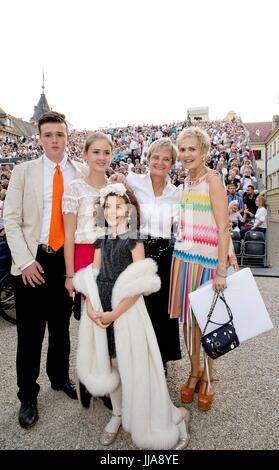 Maximus, Graf von Schönburg-Glauchau, Maria Letitia, Gräfin von Schönburg-Glauchau, Enkelin Mira von Maya, Gräfin von Schönburg-Glauchau, Gloria, Prinzessin von Thurn und Taxis und Maya Gräfin von Schönburg-Glauchau (Schwester von Gloria) schloss die St. Emmeram in Regensburg, am 18. Juli 2017, Besuch der Schlossfestspiele auf dem Schloss-Foto: Albert Nieboer/Niederlande OUT / Point De Vue - NO-Draht-SERVICE - Foto: Albert Nieboer/Royal Presse Europa/RPE Stockfoto