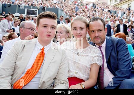 Maximus, Graf von Schönburg-Glauchau, Maria Letitia, Gräfin von Schönburg-Glauchau und Alexander, Graf von Schönburg-Glauchau Schloss der St. Emmeram in Regensburg, am 18. Juli 2017, Besuch der Schlossfestspiele auf dem Schloss-Foto: Albert Nieboer/Niederlande OUT / Point De Vue - NO-Draht-SERVICE - Foto: Albert Nieboer/Royal Presse Europa/RPE Stockfoto