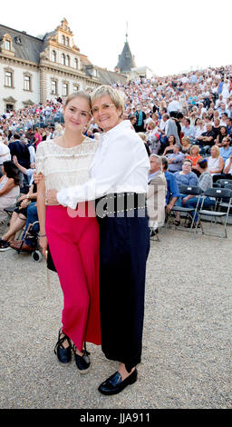 Maria-Letitia, Gräfin von Schönburg-Glauchau und Gloria, Prinzessin von Thurn und Taxis schloss der St. Emmeram in Regensburg, am 18. Juli 2017, Besuch der Schlossfestspiele auf dem Schloss-Foto: Albert Nieboer/Niederlande OUT / Point De Vue - NO-Draht-SERVICE - Foto: Albert Nieboer/Royal Presse Europa/RPE Stockfoto