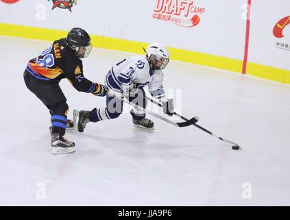 Peking, Peking, China. 17. Juli 2017. Peking, CHINA-17. Juli 2017: (nur zur redaktionellen Verwendung. CHINA aus) russischen Eishockey-Team gewinnt chinesische Team bei der 2017 Kunlun Red Star Jugendwettbewerb in Peking, 17. Juli 2017. Bildnachweis: SIPA Asien/ZUMA Draht/Alamy Live-Nachrichten Stockfoto