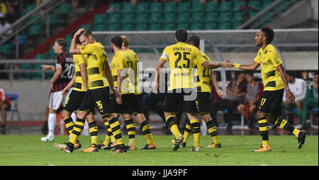 Guangzhou, Guangzhou, China. 18. Juli 2017. Guangzhou, CHINA-Juli 18 2017: (nur zur redaktionellen Verwendung. CHINA aus) Borussia Dortmund besiegt AC Mailand 3: 1 beim internationalen Champions Cup in Guangzhou, Guangdong Provinz Süd-China, 18. Juli 2017. Bildnachweis: SIPA Asien/ZUMA Draht/Alamy Live-Nachrichten Stockfoto