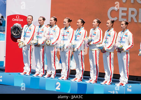 Budapest, Ungarn. 18. Juli 2017. China Team Gruppe Synchronschwimmen (CHN): Chinas Team Mambers stehen auf dem Podium mit ihren Silbermedaillen nach der Frauen Team technische Routine Final Runde am fünften Tag des 17. FINA World Championships 2017 Budapest am Stadtpark - Városliget See in Budapest, Ungarn. Bildnachweis: Enrico Calderoni/AFLO SPORT/Alamy Live-Nachrichten Stockfoto