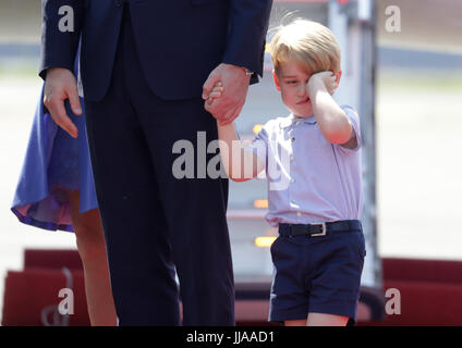 Berlin, Deutschland. 19. Juli 2017. Großbritanniens Prinz William, seine Frau Kate und ihr Sohn Prinz Georg am Flughafen Tegel in Berlin, Deutschland ankommen, 19. Juli 2017 Foto: Kay Nietfeld/Dpa/Alamy Live News Stockfoto