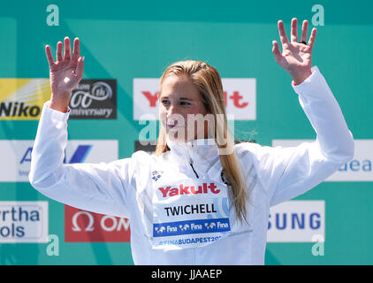 Balatonfüred, Ungarn. 19. Juli 2017. Ashley Twichell der USA feiert ihre Goldmedaille nach den Frauen 5 km Freiwasser Wettkampf bei den FINA-Weltmeisterschaften in Balatonfüred, Ungarn, 19. Juli 2017. Foto: Axel Heimken/Dpa/Alamy Live News Stockfoto