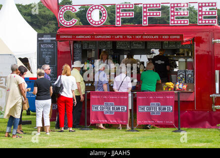 The Coffee Bean Co. Lebensmitteltransporter, Lastwagen und Stände in Knutsford, Keshire, Großbritannien. Juli 2017. Auf der Tatton Park Flower Show, die heute eröffnet wurde, um Kaffee zu trinken, erwartet Sie eine fünftägige botanische Extravaganz. Stockfoto